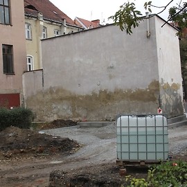 powiększ zdjęcie: Trwa modernizacja podwórza przy ul. Anielewicza