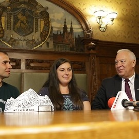 powiększ zdjęcie: Legniczanie 100-lecie niepodległości uczcili w Himalajach