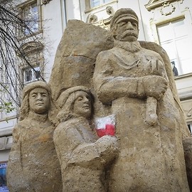 powiększ zdjęcie: Rzeźba Józefa Piłsudskiego z piasku i gliny na 100-lecie Niepodległości