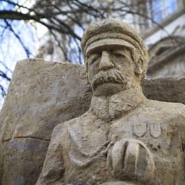 powiększ zdjęcie: Rzeźba Józefa Piłsudskiego z piasku i gliny na 100-lecie Niepodległości