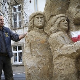 powiększ zdjęcie: Rzeźba Józefa Piłsudskiego z piasku i gliny na 100-lecie Niepodległości