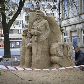 powiększ zdjęcie: Rzeźba Józefa Piłsudskiego z piasku i gliny na 100-lecie Niepodległości