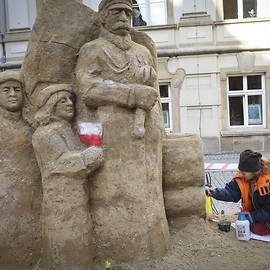 powiększ zdjęcie: Rzeźba Józefa Piłsudskiego z piasku i gliny na 100-lecie Niepodległości