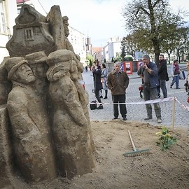 powiększ zdjęcie: Rzeźba Józefa Piłsudskiego z piasku i gliny na 100-lecie Niepodległości