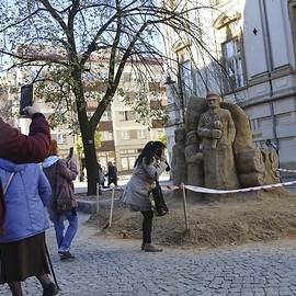 Rzeźba Józefa Piłsudskiego z piasku i gliny na 100-lecie Niepodległości