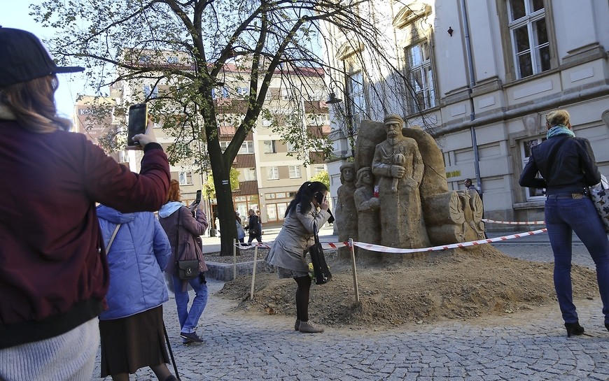 Rzeźba Józefa Piłsudskiego z piasku i gliny na 100-lecie Niepodległości