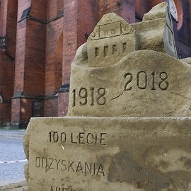 powiększ zdjęcie: Rzeźba Józefa Piłsudskiego z piasku i gliny na 100-lecie Niepodległości