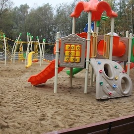 powiększ zdjęcie: Wandale zdewastowali ogrodzenie placu zabaw w lasku Złotoryjskim