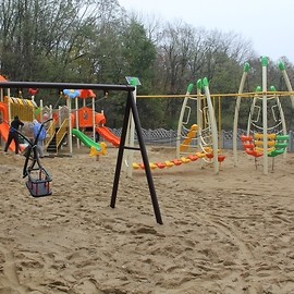 powiększ zdjęcie: Wandale zdewastowali ogrodzenie placu zabaw w lasku Złotoryjskim