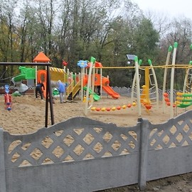 powiększ zdjęcie: Wandale zdewastowali ogrodzenie placu zabaw w lasku Złotoryjskim