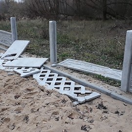 Wandale zdewastowali ogrodzenie placu zabaw w lasku Złotoryjskim