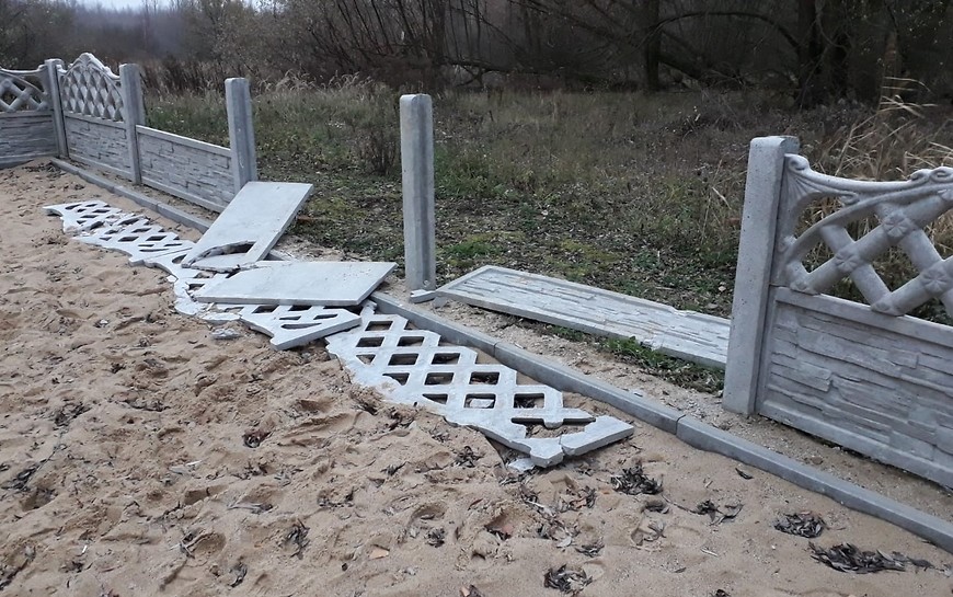 Wandale zdewastowali ogrodzenie placu zabaw w lasku Złotoryjskim