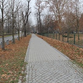 powiększ zdjęcie: Przy ul. Powstańców Śląskich już niebawem chodnik będzie odnowiony