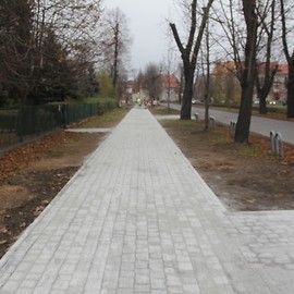 powiększ zdjęcie: Przy ul. Powstańców Śląskich już niebawem chodnik będzie odnowiony
