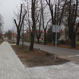 powiększ zdjęcie: Przy ul. Powstańców Śląskich już niebawem chodnik będzie odnowiony
