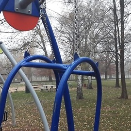 powiększ zdjęcie: Złodzieje notorycznie okradają place zabaw w parku Miejskim