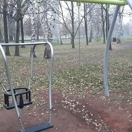 powiększ zdjęcie: Złodzieje notorycznie okradają place zabaw w parku Miejskim