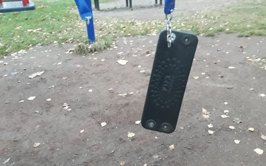 Złodzieje notorycznie okradają place zabaw w parku Miejskim