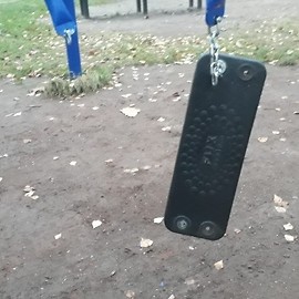 powiększ zdjęcie: Złodzieje notorycznie okradają place zabaw w parku Miejskim