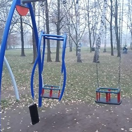 powiększ zdjęcie: Złodzieje notorycznie okradają place zabaw w parku Miejskim