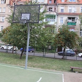 powiększ zdjęcie: LBO 2018. Skwer wypoczynkowy przy ul. Oświęcimskiej już ogrodzony