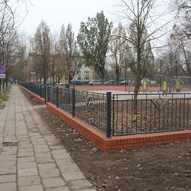 powiększ zdjęcie: LBO 2018. Skwer wypoczynkowy przy ul. Oświęcimskiej już ogrodzony