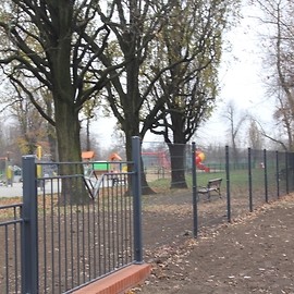 powiększ zdjęcie: LBO 2018. Skwer wypoczynkowy przy ul. Oświęcimskiej już ogrodzony