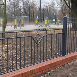 powiększ zdjęcie: LBO 2018. Skwer wypoczynkowy przy ul. Oświęcimskiej już ogrodzony