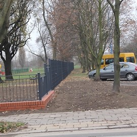 powiększ zdjęcie: LBO 2018. Skwer wypoczynkowy przy ul. Oświęcimskiej już ogrodzony