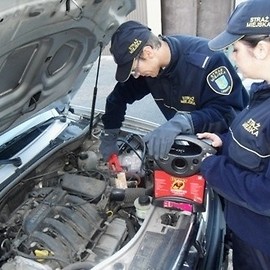Strażnicy pomogą uruchomić ci auto. Zadzwoń pod nr 986