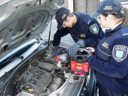 Strażnicy pomogą uruchomić ci auto. Zadzwoń pod nr 986