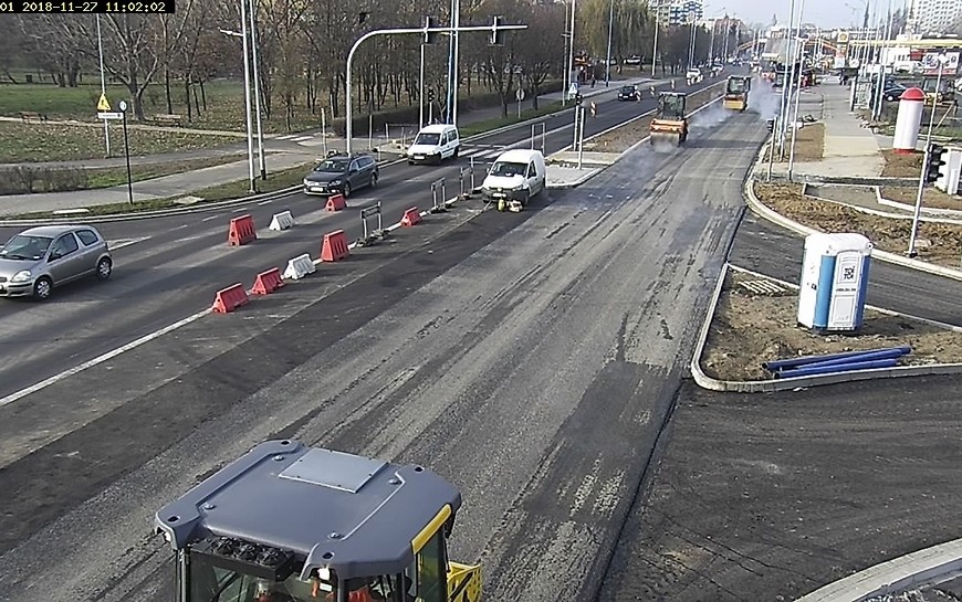 Przebudowa al. Piłsudskiego. Układanie asfaltu na jezdni północnej