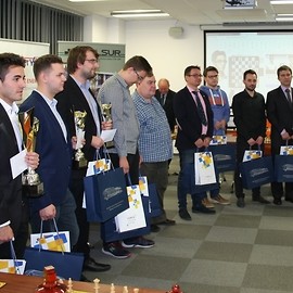 powiększ zdjęcie: Wielkie szachy w Legnicy. Oskar Wieczorek wywalczył puchar wojewody
