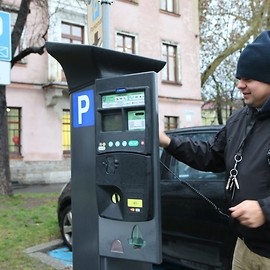 Wkrótce za parkowanie w strefie płatnej zapłacimy też kartą