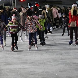 powiększ zdjęcie: Gwiazdy z Mikołajem otworzyły sezon na lodowisku. Załóż więc łyżwy i poszalej
