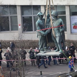 Cień pewnego pomnika i nasza tożsamość. Wpadnij na piątkowy happening i wystawę