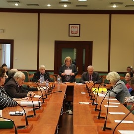 powiększ zdjęcie: Połączmy pokolenia apeluje Barbara Morawiec przewodnicząca rady seniorów