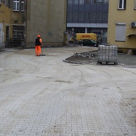 powiększ zdjęcie: Przy ul. Anielewicza mamy kolejne zrewitalizowane podwórze