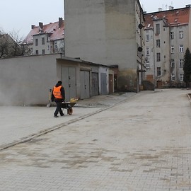 powiększ zdjęcie: Przy ul. Anielewicza mamy kolejne zrewitalizowane podwórze