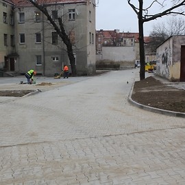 powiększ zdjęcie: Przy ul. Anielewicza mamy kolejne zrewitalizowane podwórze