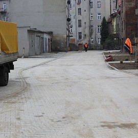 powiększ zdjęcie: Przy ul. Anielewicza mamy kolejne zrewitalizowane podwórze