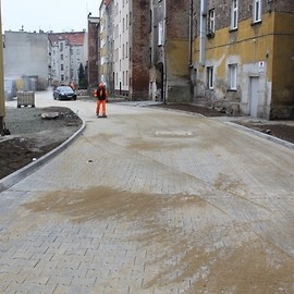 powiększ zdjęcie: Przy ul. Anielewicza mamy kolejne zrewitalizowane podwórze