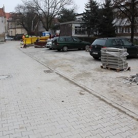 powiększ zdjęcie: Przy ul. Anielewicza mamy kolejne zrewitalizowane podwórze