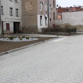 powiększ zdjęcie: Przy ul. Anielewicza mamy kolejne zrewitalizowane podwórze