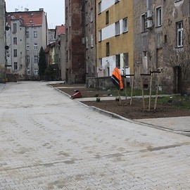 powiększ zdjęcie: Przy ul. Anielewicza mamy kolejne zrewitalizowane podwórze