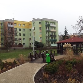 powiększ zdjęcie: Park Piekary oświetlają już nowoczesne latarnie