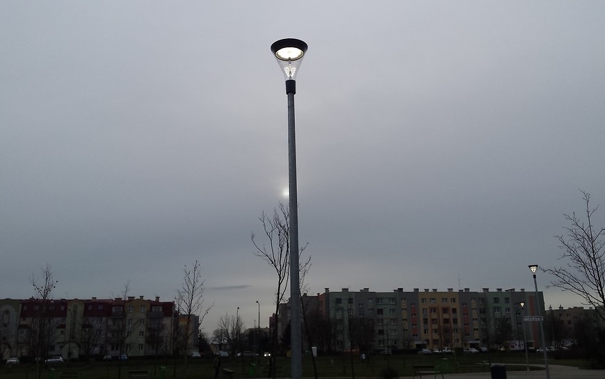 Park Piekary oświetlają już nowoczesne latarnie