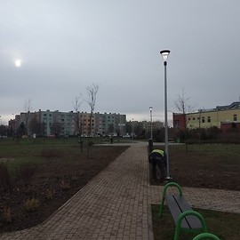 powiększ zdjęcie: Park Piekary oświetlają już nowoczesne latarnie