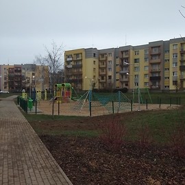 powiększ zdjęcie: Park Piekary oświetlają już nowoczesne latarnie