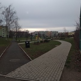 powiększ zdjęcie: Park Piekary oświetlają już nowoczesne latarnie